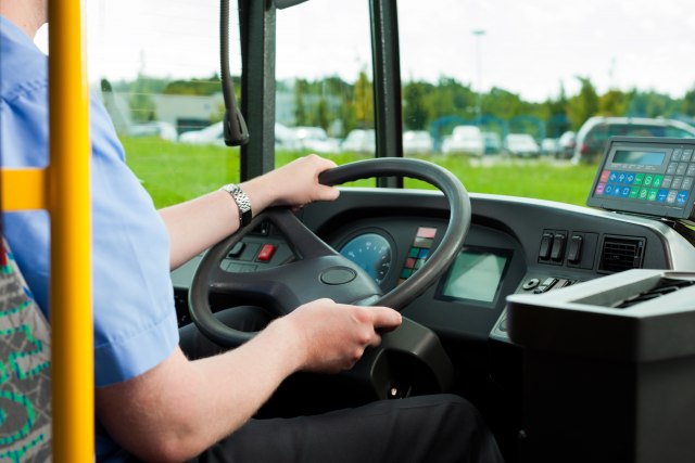 Nedostatak šofera: Prevoznici izneli svoj stav - autobuse mogu da voze mladiæi s 21 godinom