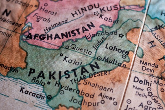 Pakistan: 13 poginulo u sudaru minibusa i kamioneta