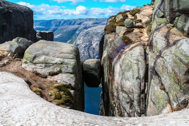 Samo za hrabre: Kamen između litica na 1.000 metara visine