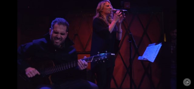 Gitarista Èarli Hanter i pevaèica Lusi Vudvard nastupaju na "Nišvilu"