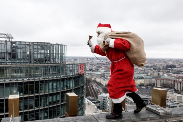 "Deda Mraz" opljaèkao banku? Novac je leteo unaokolo