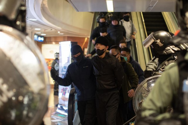 "Oslobodite Hongkong", "Vratite se na kopno"; Demonstranti se sukobili sa policijom u tržnom centru