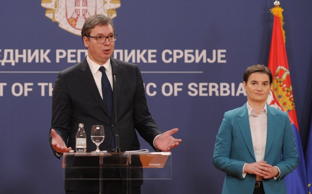 "Na kraju 2025. proseèna plata 900€, a penzije 430-440€. To obeæavamo graðanima Srbije"