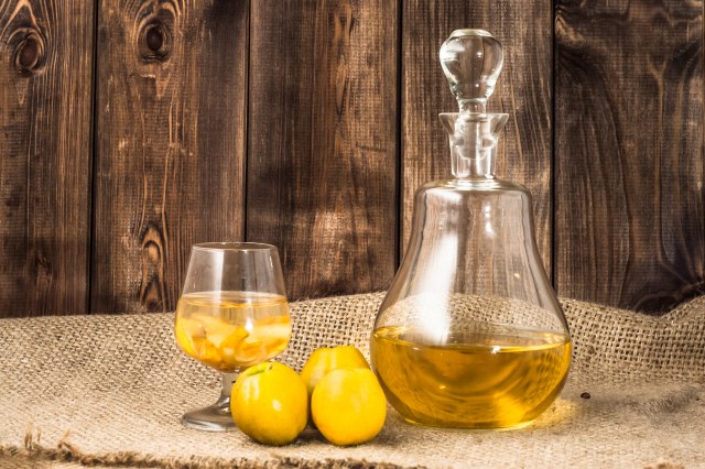 Kad se mašinac prihvati kazana: Od 100 kilograma dunja 9-11 litara rakije