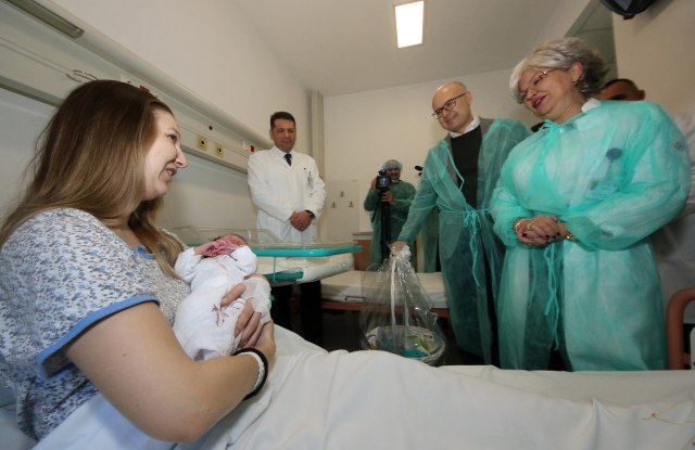 Prvorođena novosadska beba dobila 200.000 dinara