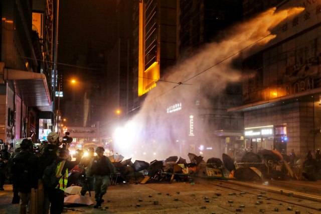 Sukobi sa policijom, suzavac: Oko 400 uhapšenih na novogodišnjim protestima VIDEO