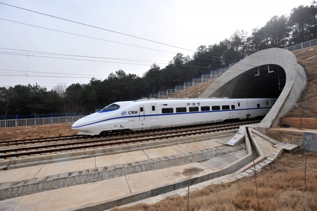Spreman za olimpijadu: Kineski 5G voz juri 350 na sat bez mašinovoðe