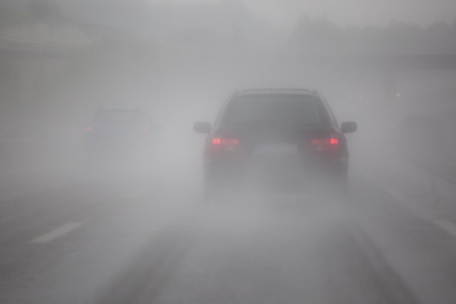 Magla usporava saobraćaj i smanjuje vidljivost