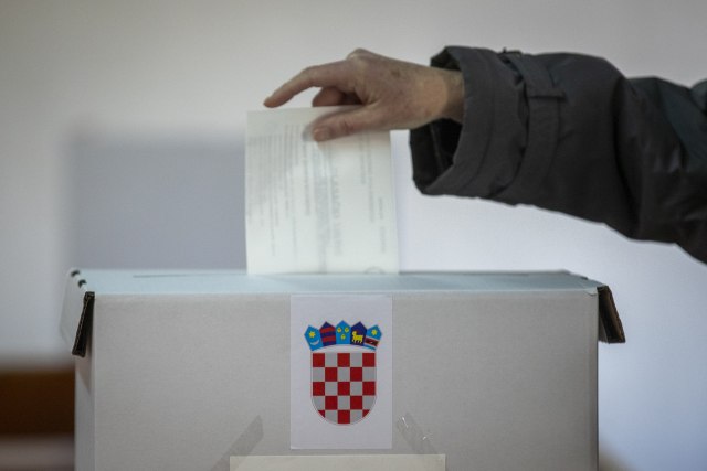 Širi se SMS navodne kupovine glasova u Hrvatskoj FOTO