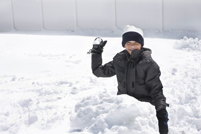 Njihova deca nikada nisu videla sneg: Prodaju grudve snega za pola evra FOTO