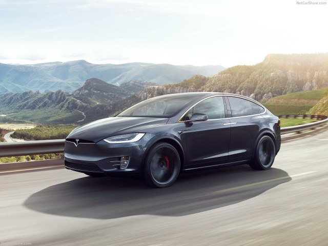 Tesla automobili æe razgovarati sa pešacima VIDEO