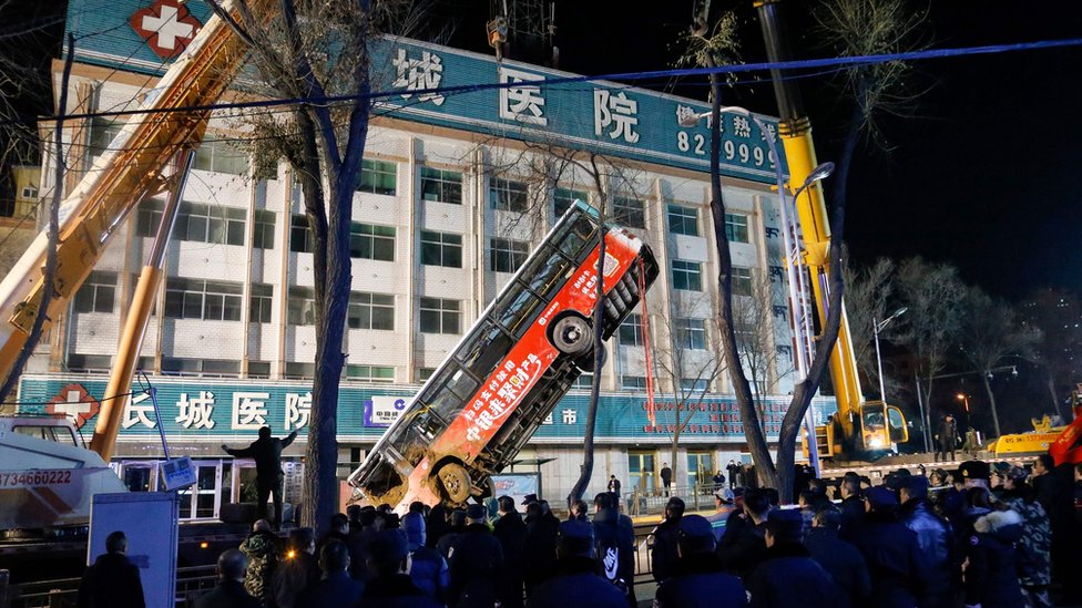 Kina: Krater progutao autobus, šestoro mrtvih