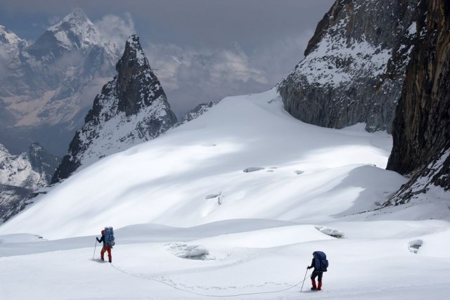 Žele da budu prvi posle 27 godina: Penju se na Mont Everest uprkos ekstremnim uslovima