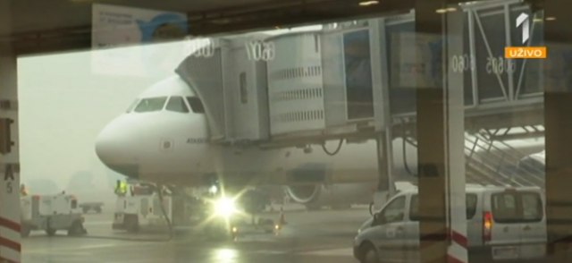Juèe su ipak bili otakazani neki letovi s beogradskog aerodroma, a i danas su VIDEO