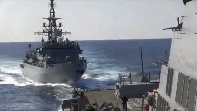 Američki ratni brod prošao kroz 