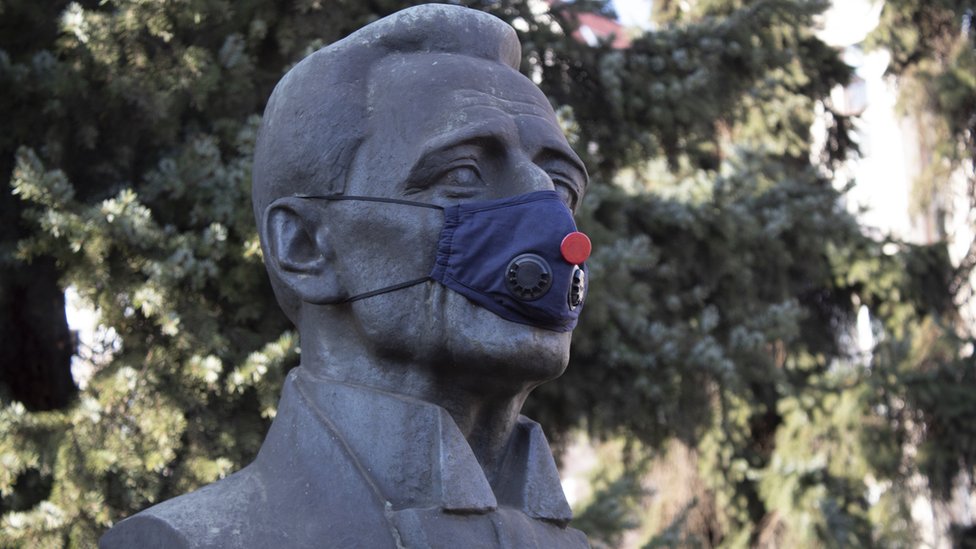 Zagađenje vazduha i Smederevo: Aktivisti stavili maske znamenitim ličnostima