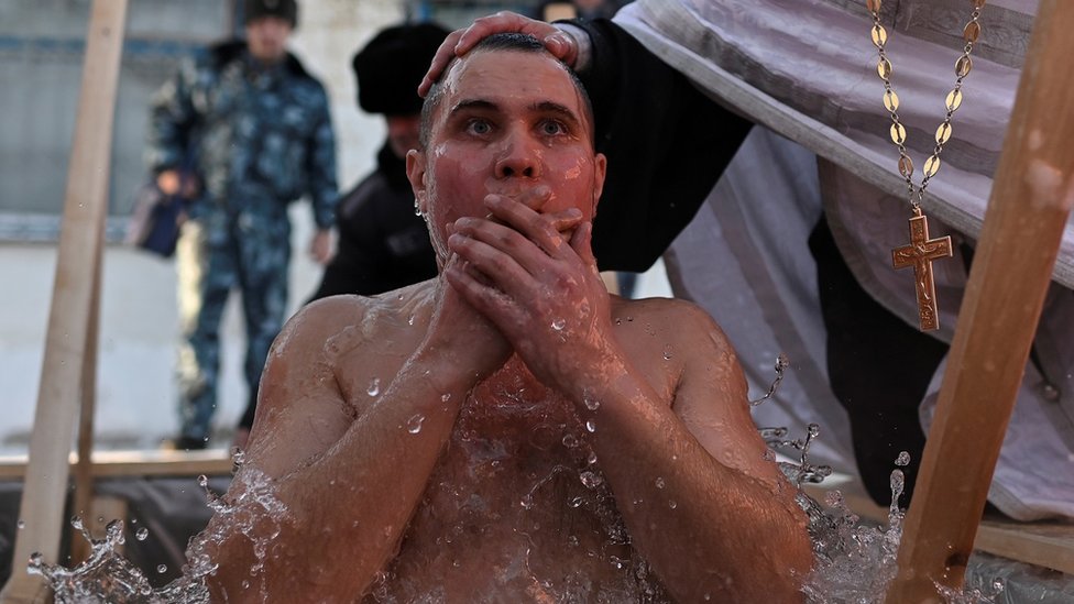 Bogojavljenje i plivanje za Èasni krst: Od Beograda, preko Omska do Moskve - kako vernici obeležavaju praznik