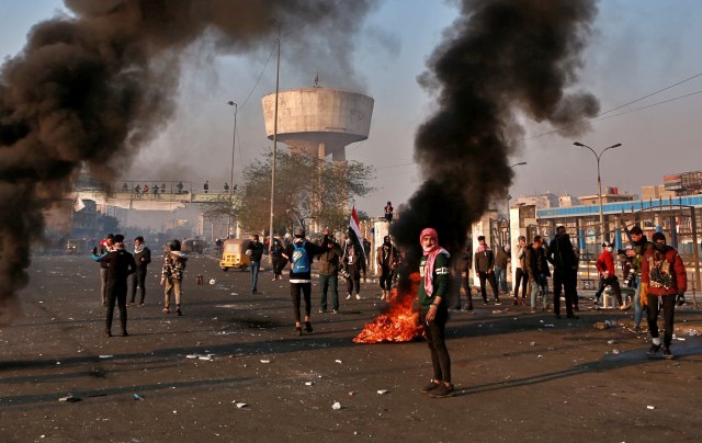 Bagdad na nogama: Ubijeni policajci, na desetine ljudi povređeno, gore gume, blokirane ulice VIDEO/FOTO
