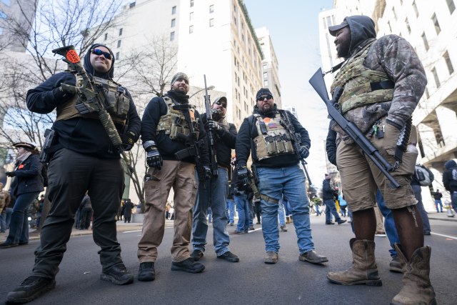 "Ovo su pravi, punokrvni Amerikanci": Na protestu sa puškama u rukama FOTO
