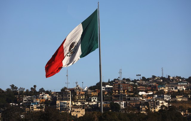 Iskoristili odsustvo snaga bezbednosti: Stotine migranata ušle u Meksiko