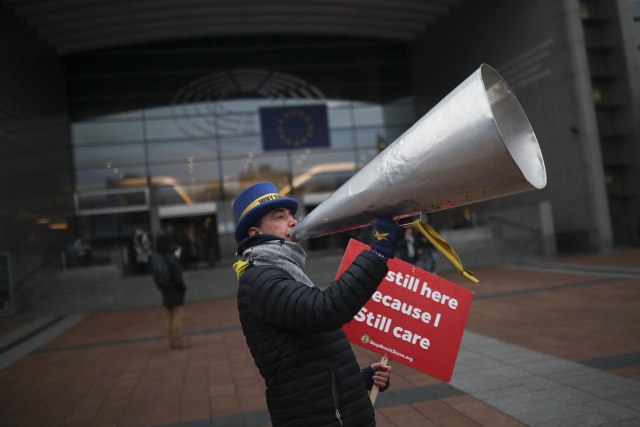 Daleko od očiju javnosti dva zvaničnika EU stavili su potpis: Britanija odlazi FOTO
