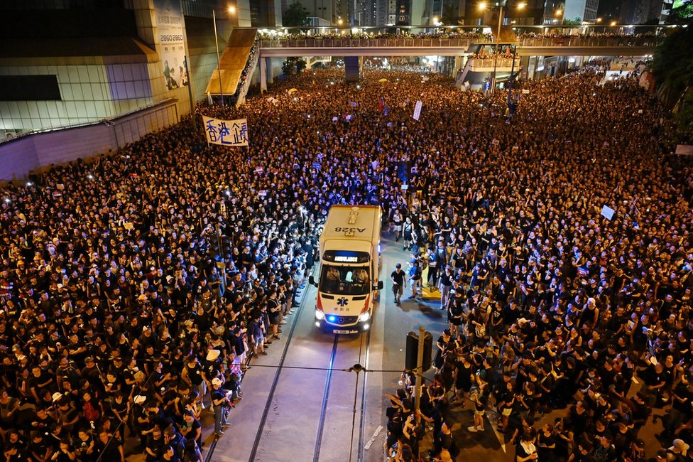 Kina i Hongkong: Godina besa i oèaja
