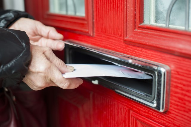 Poštar 16 godina držao pošiljke kod kuće: 