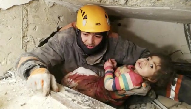 Poslednji bilans u Turskoj: Poginulo 38 osoba; Iz ruševina izvuèene žive majka i æerka FOTO