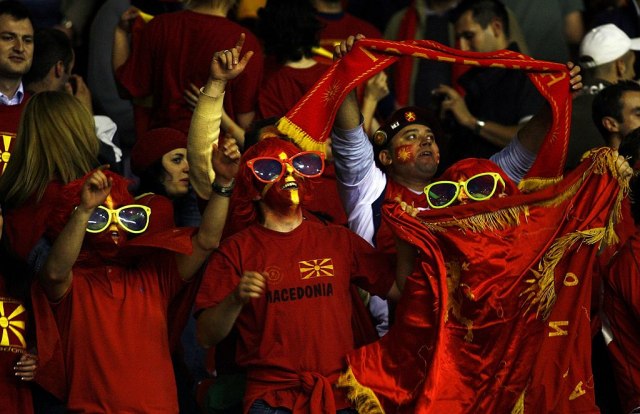Makedonski navijači ujedinjeni na tribini protiv tzv. Kosova