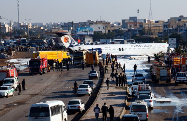 Avion sa 150 putnika skliznuo sa piste i izleteo na ulicu FOTO/VIDEO