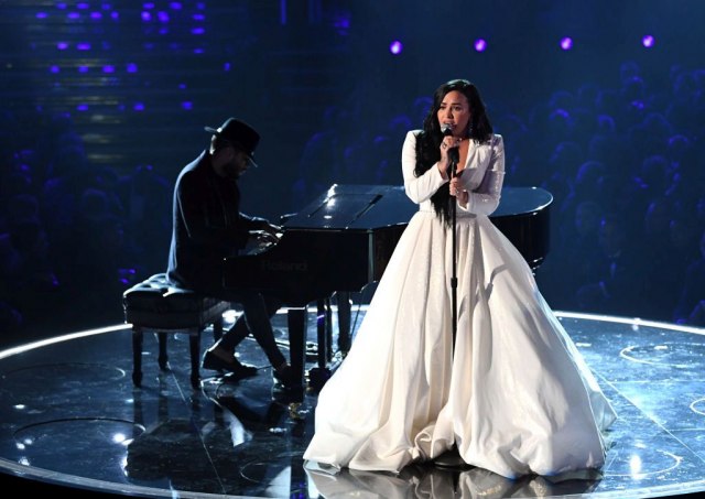 Pevačica se rasplakala usred nastupa: Prisetila se teškog životnog perioda VIDEO