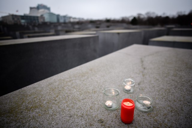 Berlin: 75 sveæa za žrtve Holokausta