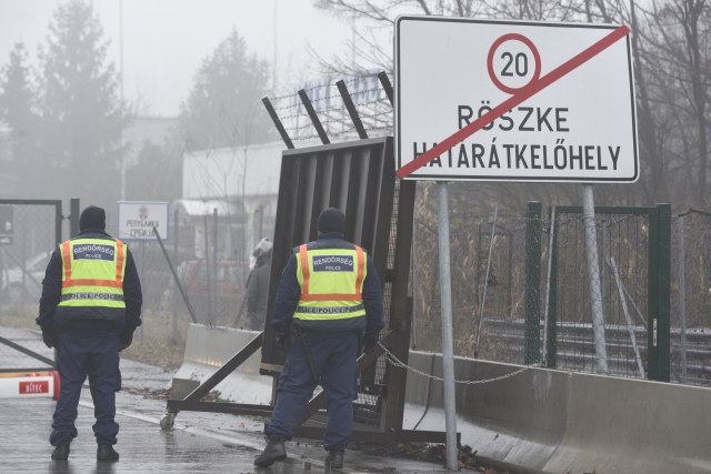 Hungarian border crisis: Migrants break a fence, border guards shoot, crossing closed