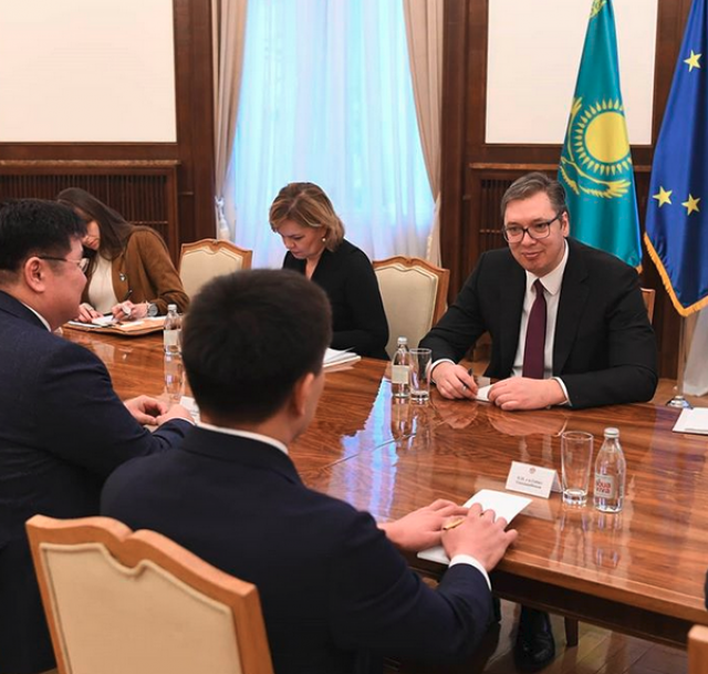 Vučić sa bivšim i novim ambasadorom Kazahstana FOTO