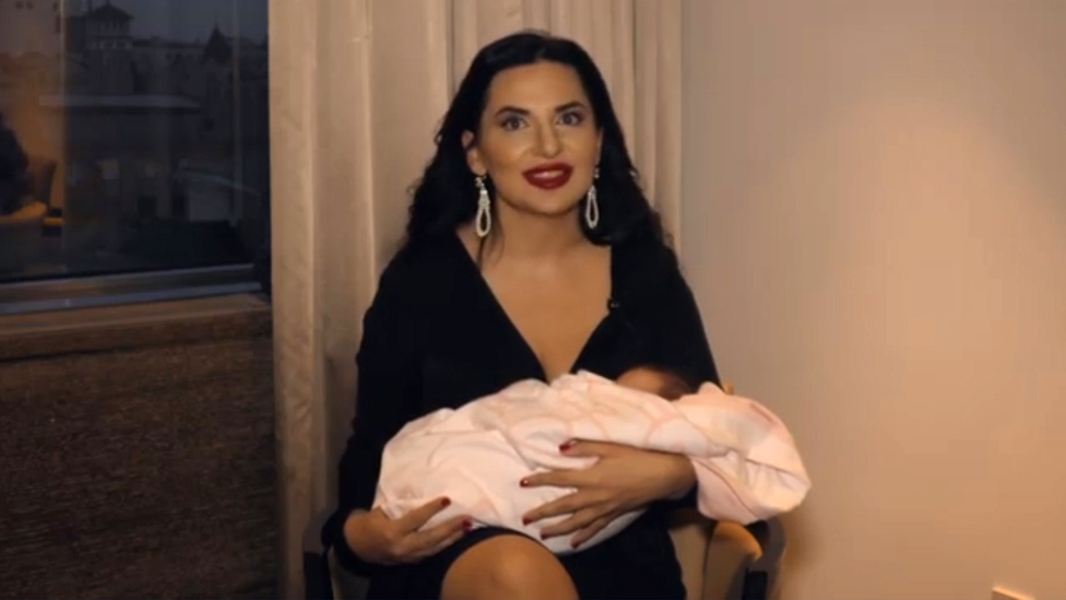 Doktorka Ruža je na društvene mreže postavila snimak sebe sa bebom/OneCoin