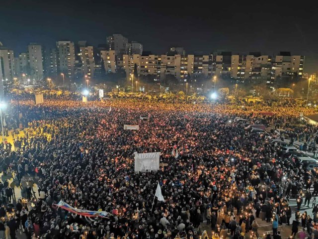 Desetine hiljada ljudi u Podgorici: "Crna Gora brani svoju veru pradedovsku" FOTO/VIDEO