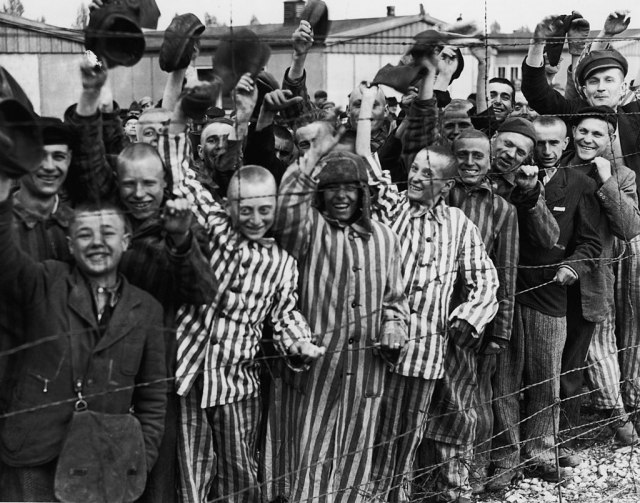 Zatvorenici iz Dahau logora slave osloboðenje, 3. maj 1945. godine   Foto: GettyImages, Horace Abrahams