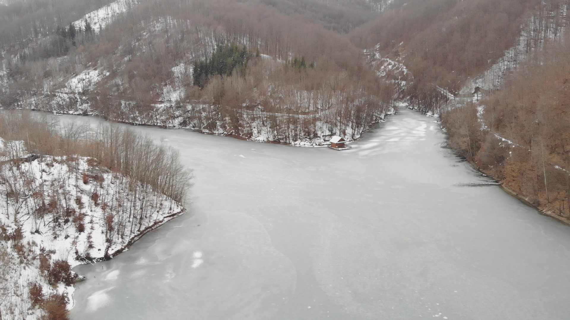 Misteriozno jezero u Dragačevu: Dok se jedni u njemu kupaju, drugi ga zaobilaze