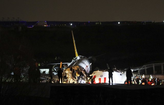 U raspadanju aviona na tri dela troje ljudi poginulo, 179 povreðeno: Evakuisali se kroz pukotine