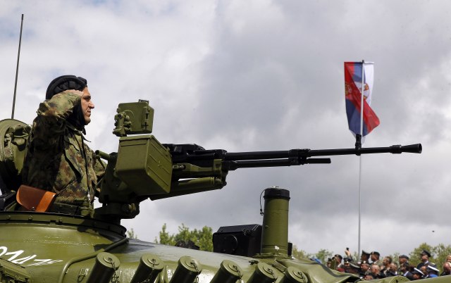 Vučić najavio povećanje plata vojnicima
