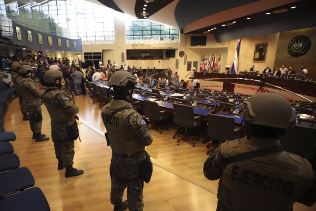 Napad bez presedana: Naoružani policajci i vojnici upali u parlament
