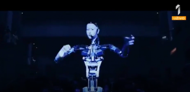 Kad android vodi šou: Robot-dirigent na čelu opere VIDEO