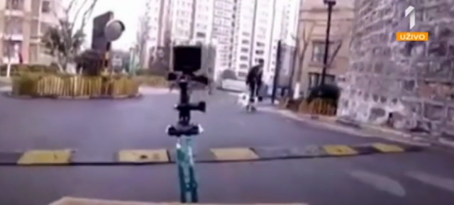 Snalažljiva Kineskinja: Čudno vozilo, kamera i megafon za bezbednu kupovinu VIDEO