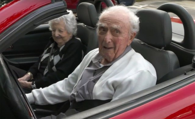 Ima 107 godina a i dalje vozi – i to kakav automobil! VIDEO