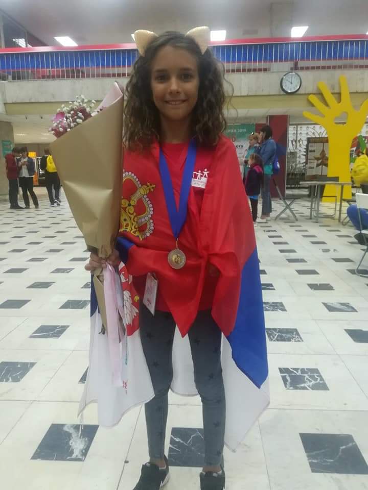 Dunja sa medaljom iz Moskve/BBC/Privatna arhiva