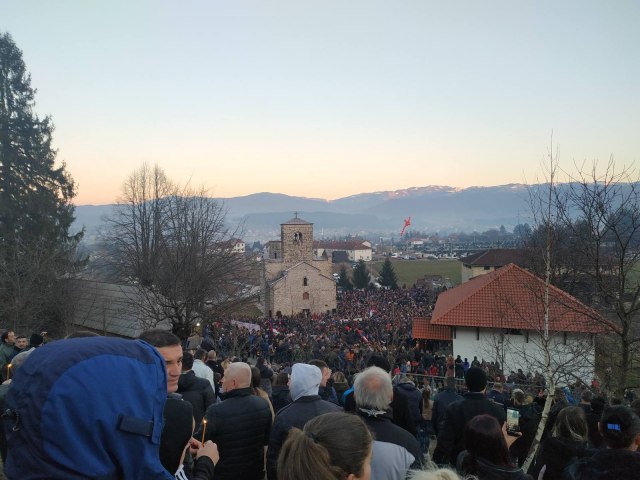 Hiljade ljudi u Beranama: Trobojka duga 100 metara, baklje, odjekuje "Sini jarko sunce s Kosova" FOTO/VIDEO