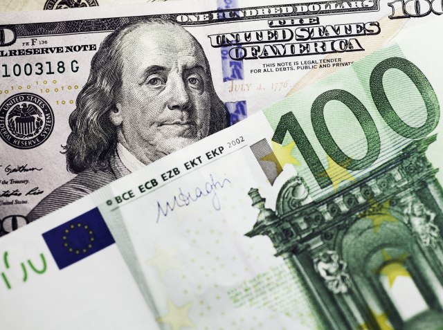 Blizu trogodišnjeg minimuma: Evro oslabio u odnosu na dolar
