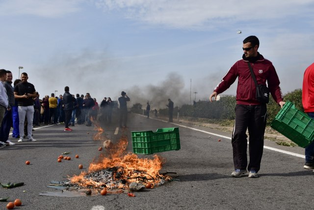 Španski poljoprivrednici blokiraju auto-puteve