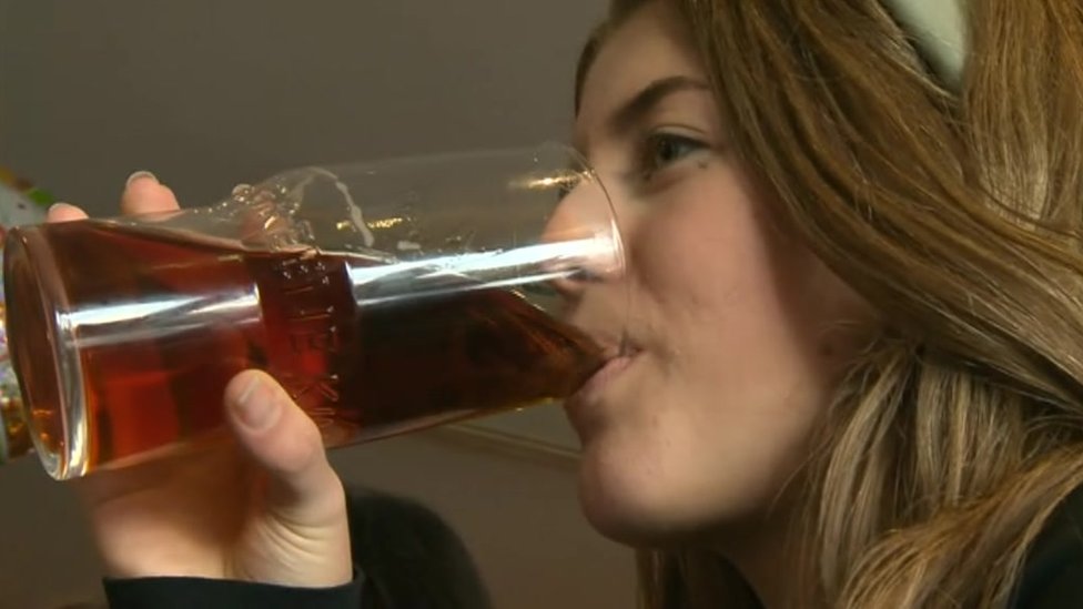 Tinejdžerka prešla pola sveta da bi popila pivo u pabu u kojem se rodila