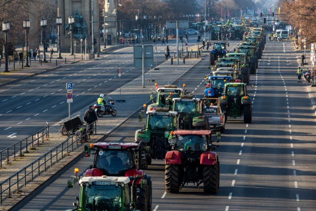 Vozači, oprez. Traktori se vraćaju na drumove VIDEO